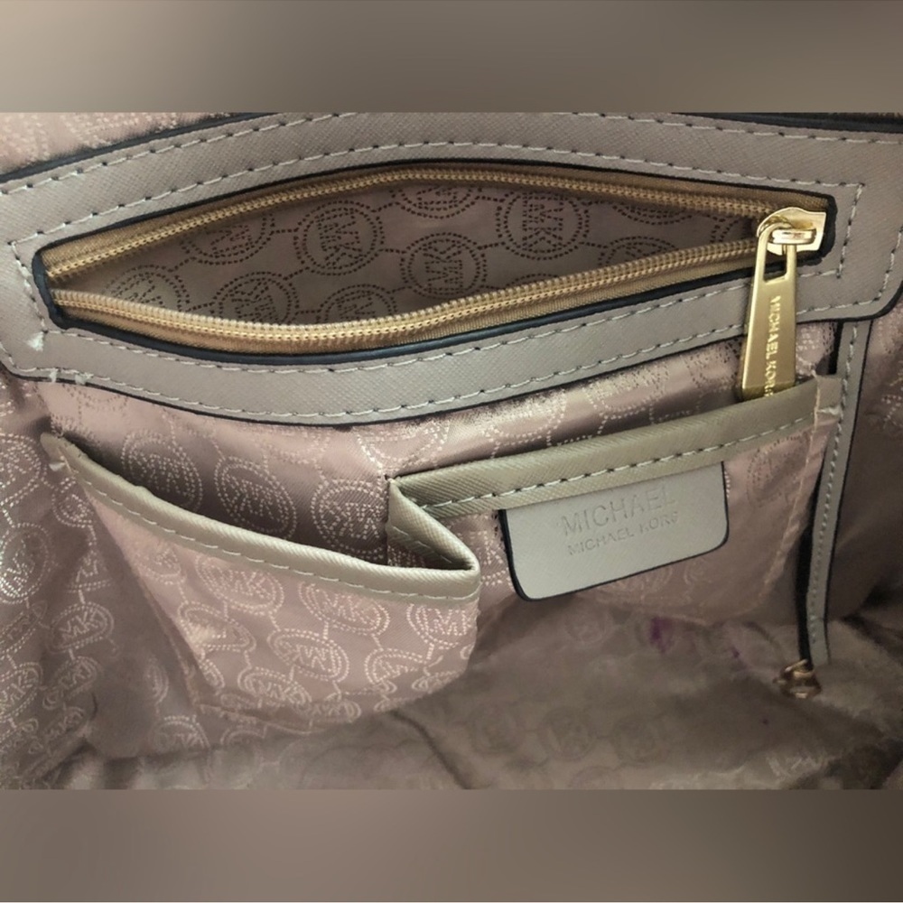 Michal Kors Leather Bag - Picture 10 of 13